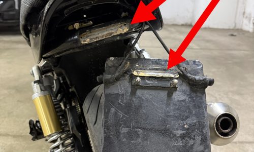 Kennzeichenträger gebrochen am Soziusrahmen