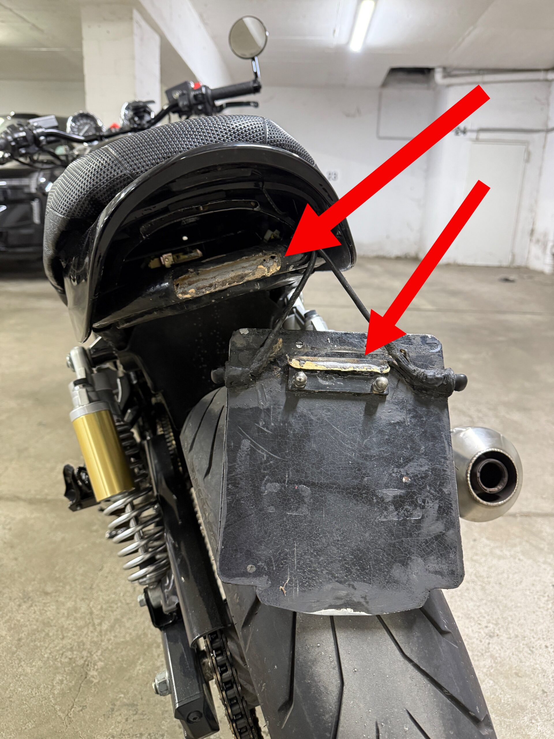 Kennzeichenträger gebrochen am Soziusrahmen